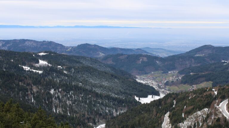 Dieses Bild zeigt eine Webcam-Aufnahme vom Achertal, aufgenommen am Sonntag, den 23.11.2025 um 11:20 Uhr. Die Temperatur betrug -0.5°C.