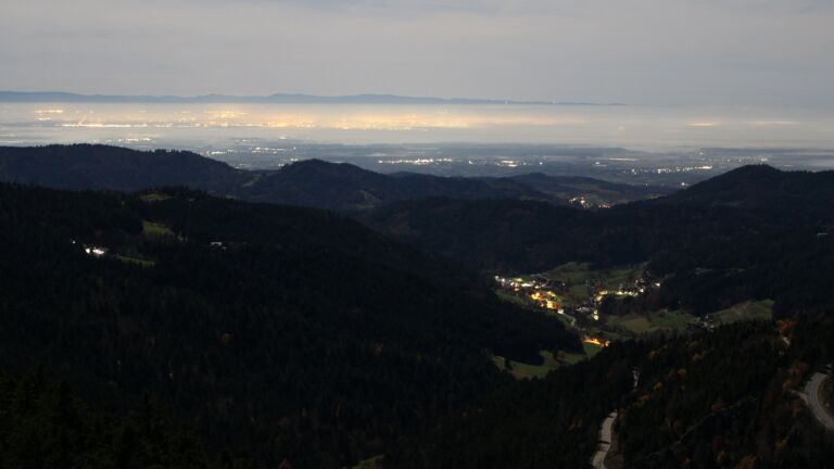 Dieses Bild zeigt eine Webcam-Aufnahme vom Achertal, aufgenommen am Donnerstag, den 06.11.2025 um 03:30 Uhr. Die Temperatur betrug 14.8°C.