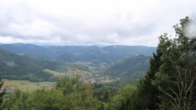 Dieses Bild zeigt eine Webcam-Aufnahme vom Achertal, aufgenommen am Freitag, den 28.08.2026 um 12:40 Uhr. Die Temperatur betrug 18.1°C.
