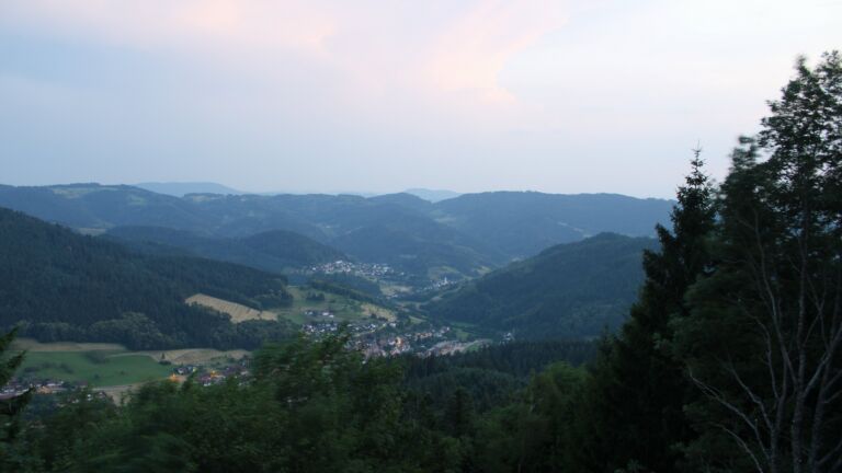 Dieses Bild zeigt eine Webcam-Aufnahme vom Achertal, aufgenommen am Freitag, den 26.06.2026 um 22:00 Uhr. Die Temperatur betrug 29.4°C.