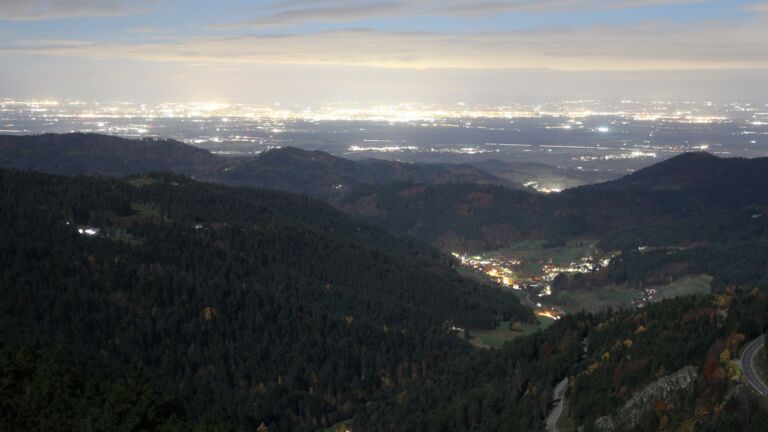 Dieses Bild zeigt eine Webcam-Aufnahme vom Achertal, aufgenommen am Montag, den 03.11.2025 um 19:30 Uhr. Die Temperatur betrug 5.2°C.