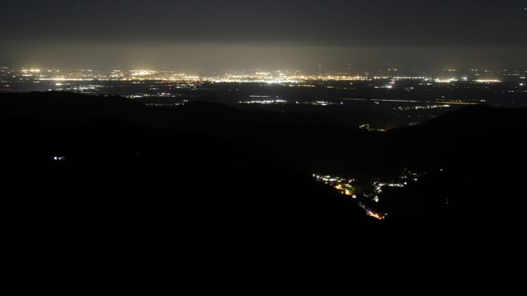 Dieses Bild zeigt eine Webcam-Aufnahme vom Achertal, aufgenommen am Mittwoch, den 08.04.2026 um 02:00 Uhr. Die Temperatur betrug 8.1°C.