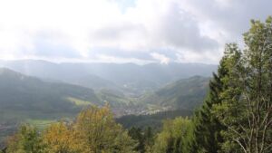 Dieses Bild zeigt eine Webcam-Aufnahme vom Achertal, aufgenommen am Mittwoch, den 28.10.2026 um 12:30 Uhr. Die Temperatur betrug 10.2°C.