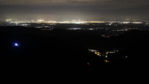 Dieses Bild zeigt eine Webcam-Aufnahme vom Achertal, aufgenommen am Freitag, den 19.12.2025 um 02:30 Uhr. Die Temperatur betrug 6.8°C.