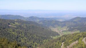 Dieses Bild zeigt eine Webcam-Aufnahme vom Achertal, aufgenommen am Montag, den 27.04.2026 um 10:00 Uhr. Die Temperatur betrug 13.6°C.