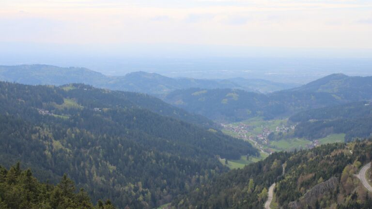 Dieses Bild zeigt eine Webcam-Aufnahme vom Achertal, aufgenommen am Samstag, den 18.04.2026 um 16:30 Uhr. Die Temperatur betrug 14.9°C.