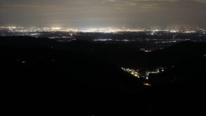 Dieses Bild zeigt eine Webcam-Aufnahme vom Achertal, aufgenommen am Dienstag, den 22.04.2025 um 22:30 Uhr. Die Temperatur betrug 8.7°C.