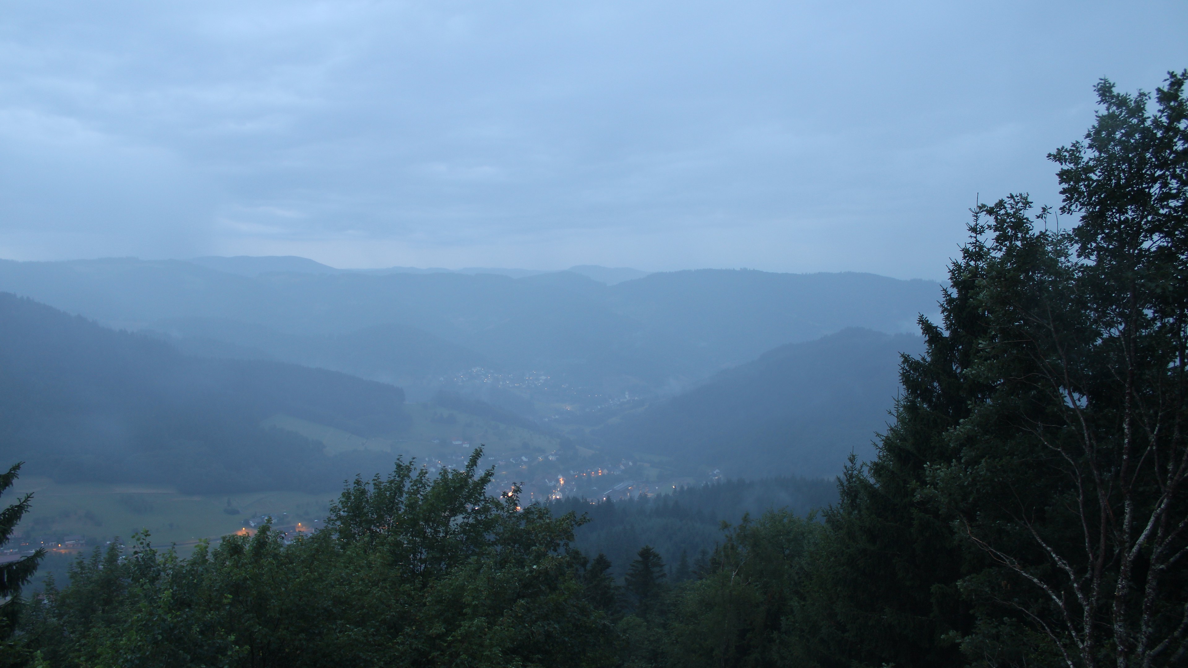 Dieses Bild zeigt eine Webcam-Aufnahme vom Achertal, aufgenommen am Freitag, den 17.07.2026 um 21:40 Uhr. Die Temperatur betrug 15.4°C.