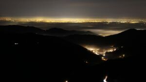 Dieses Bild zeigt eine Webcam-Aufnahme vom Achertal, aufgenommen am Sonntag, den 21.12.2025 um 19:30 Uhr. Die Temperatur betrug 7.9°C.