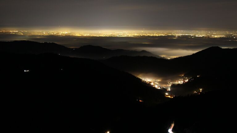 Dieses Bild zeigt eine Webcam-Aufnahme vom Achertal, aufgenommen am Sonntag, den 21.12.2025 um 19:30 Uhr. Die Temperatur betrug 7.9°C.