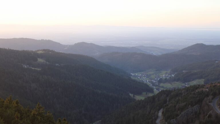 Dieses Bild zeigt eine Webcam-Aufnahme vom Achertal, aufgenommen am Donnerstag, den 18.12.2025 um 16:20 Uhr. Die Temperatur betrug 6.6°C.