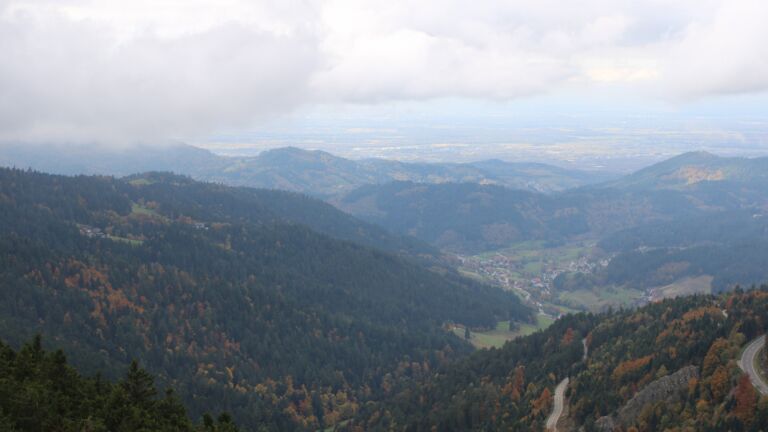 Dieses Bild zeigt eine Webcam-Aufnahme vom Achertal, aufgenommen am Donnerstag, den 16.10.2025 um 13:50 Uhr. Die Temperatur betrug 9.8°C.