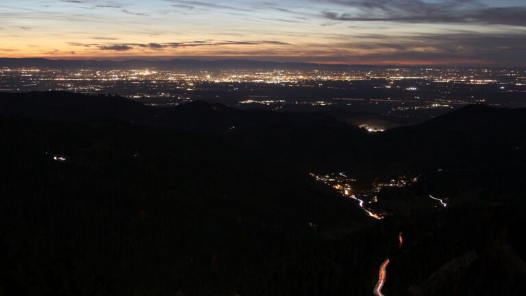 Dieses Bild zeigt eine Webcam-Aufnahme vom Achertal, aufgenommen am Dienstag, den 04.11.2025 um 18:10 Uhr. Die Temperatur betrug 11.2°C.