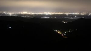 Dieses Bild zeigt eine Webcam-Aufnahme vom Achertal, aufgenommen am Sonntag, den 03.05.2026 um 22:20 Uhr. Die Temperatur betrug 11°C.