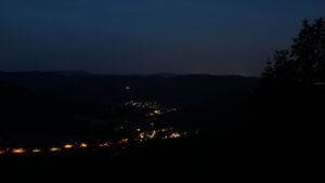 Dieses Bild zeigt eine Webcam-Aufnahme vom Achertal, aufgenommen am Sonntag, den 28.06.2026 um 04:10 Uhr. Die Temperatur betrug 28.2°C.