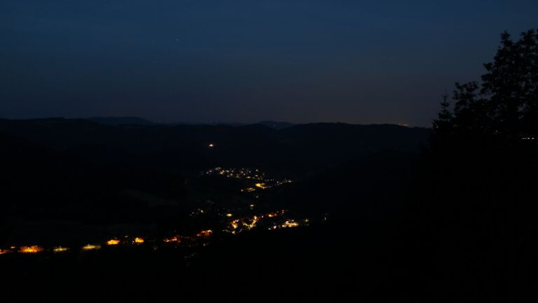 Dieses Bild zeigt eine Webcam-Aufnahme vom Achertal, aufgenommen am Sonntag, den 28.06.2026 um 04:10 Uhr. Die Temperatur betrug 28.2°C.