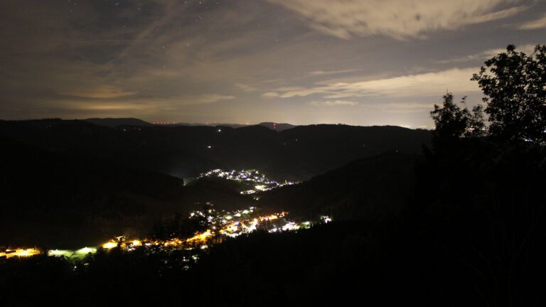 Dieses Bild zeigt eine Webcam-Aufnahme vom Achertal, aufgenommen am Dienstag, den 08.09.2026 um 23:30 Uhr. Die Temperatur betrug 19.8°C.