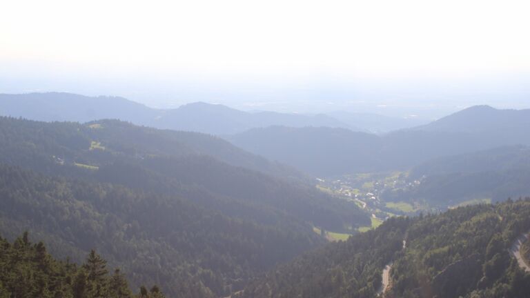 Dieses Bild zeigt eine Webcam-Aufnahme vom Achertal, aufgenommen am Donnerstag, den 31.07.2025 um 19:10 Uhr. Die Temperatur betrug 15.5°C.