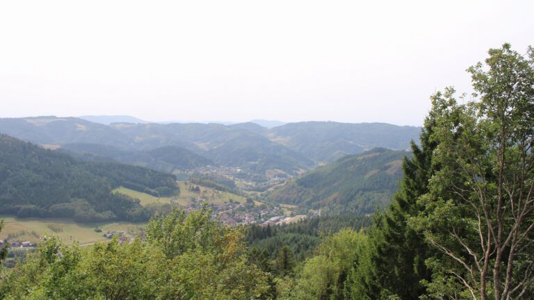 Dieses Bild zeigt eine Webcam-Aufnahme vom Achertal, aufgenommen am Donnerstag, den 27.08.2026 um 14:00 Uhr. Die Temperatur betrug 32°C.