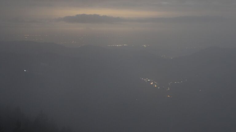 Dieses Bild zeigt eine Webcam-Aufnahme vom Achertal, aufgenommen am Sonntag, den 01.02.2026 um 06:00 Uhr. Die Temperatur betrug 1.9°C.