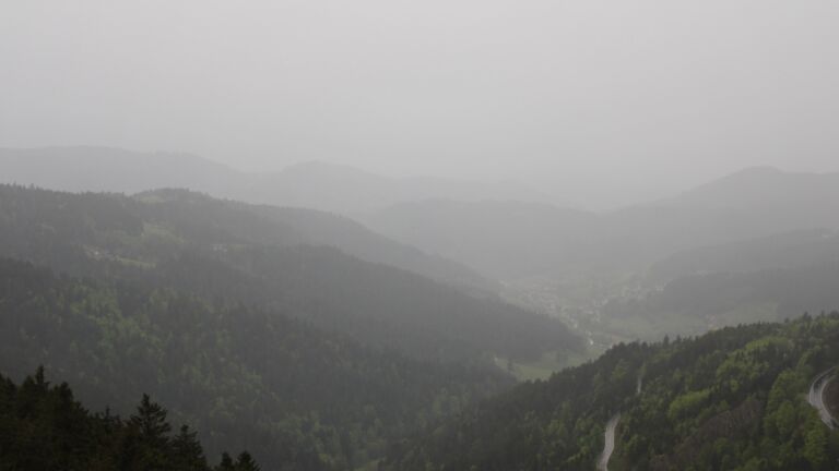 Dieses Bild zeigt eine Webcam-Aufnahme vom Achertal, aufgenommen am Samstag, den 03.05.2025 um 07:30 Uhr. Die Temperatur betrug 10.6°C.