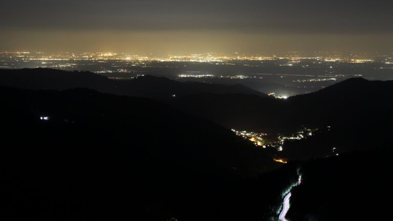 Dieses Bild zeigt eine Webcam-Aufnahme vom Achertal, aufgenommen am Donnerstag, den 19.03.2026 um 21:30 Uhr. Die Temperatur betrug 4.1°C.