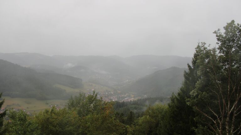 Dieses Bild zeigt eine Webcam-Aufnahme vom Achertal, aufgenommen am Freitag, den 28.08.2026 um 09:50 Uhr. Die Temperatur betrug 18.6°C.