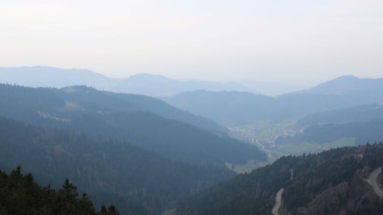 Dieses Bild zeigt eine Webcam-Aufnahme vom Achertal, aufgenommen am Montag, den 23.03.2026 um 13:50 Uhr. Die Temperatur betrug 7.1°C.