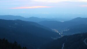 Dieses Bild zeigt eine Webcam-Aufnahme vom Achertal, aufgenommen am Dienstag, den 24.03.2026 um 19:20 Uhr. Die Temperatur betrug 7.3°C.