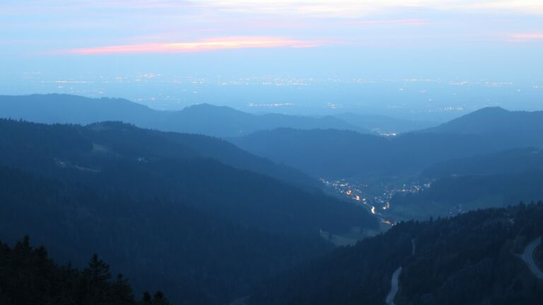 Dieses Bild zeigt eine Webcam-Aufnahme vom Achertal, aufgenommen am Dienstag, den 24.03.2026 um 19:20 Uhr. Die Temperatur betrug 7.3°C.