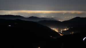 Dieses Bild zeigt eine Webcam-Aufnahme vom Achertal, aufgenommen am Samstag, den 27.12.2025 um 22:30 Uhr. Die Temperatur betrug 3.6°C.