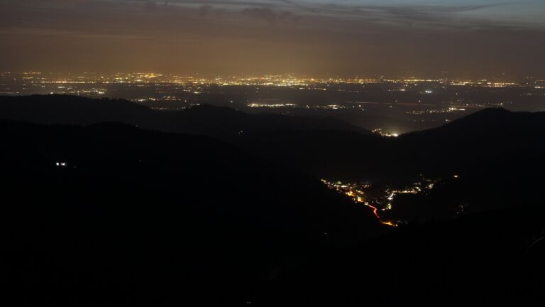 Dieses Bild zeigt eine Webcam-Aufnahme vom Achertal, aufgenommen am Montag, den 09.03.2026 um 19:30 Uhr. Die Temperatur betrug 9.2°C.