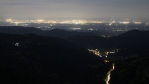 Dieses Bild zeigt eine Webcam-Aufnahme vom Achertal, aufgenommen am Sonntag, den 26.04.2026 um 01:30 Uhr. Die Temperatur betrug 9.5°C.