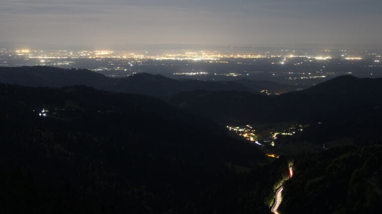 Dieses Bild zeigt eine Webcam-Aufnahme vom Achertal, aufgenommen am Sonntag, den 26.04.2026 um 01:30 Uhr. Die Temperatur betrug 9.5°C.