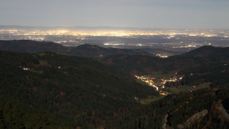 Dieses Bild zeigt eine Webcam-Aufnahme vom Achertal, aufgenommen am Mittwoch, den 05.11.2025 um 19:30 Uhr. Die Temperatur betrug 11.4°C.