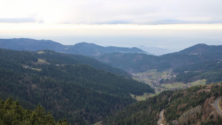 Dieses Bild zeigt eine Webcam-Aufnahme vom Achertal, aufgenommen am Donnerstag, den 04.12.2025 um 14:20 Uhr. Die Temperatur betrug 3.4°C.