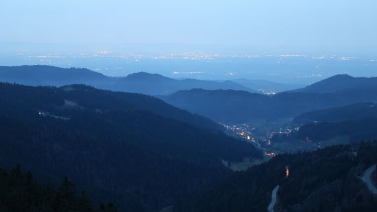 Dieses Bild zeigt eine Webcam-Aufnahme vom Achertal, aufgenommen am Freitag, den 06.03.2026 um 18:50 Uhr. Die Temperatur betrug 10.3°C.