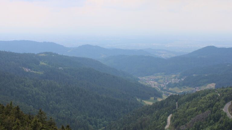 Dieses Bild zeigt eine Webcam-Aufnahme vom Achertal, aufgenommen am Mittwoch, den 21.05.2025 um 16:40 Uhr. Die Temperatur betrug 13.3°C.