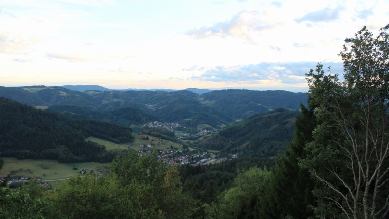 Dieses Bild zeigt eine Webcam-Aufnahme vom Achertal, aufgenommen am Freitag, den 28.08.2026 um 19:50 Uhr. Die Temperatur betrug 19.1°C.