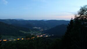 Dieses Bild zeigt eine Webcam-Aufnahme vom Achertal, aufgenommen am Samstag, den 23.05.2026 um 22:00 Uhr. Die Temperatur betrug 21.4°C.