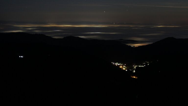 Dieses Bild zeigt eine Webcam-Aufnahme vom Achertal, aufgenommen am Donnerstag, den 26.02.2026 um 04:00 Uhr. Die Temperatur betrug 9.8°C.