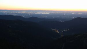 Dieses Bild zeigt eine Webcam-Aufnahme vom Achertal, aufgenommen am Donnerstag, den 23.04.2026 um 21:20 Uhr. Die Temperatur betrug 10.2°C.