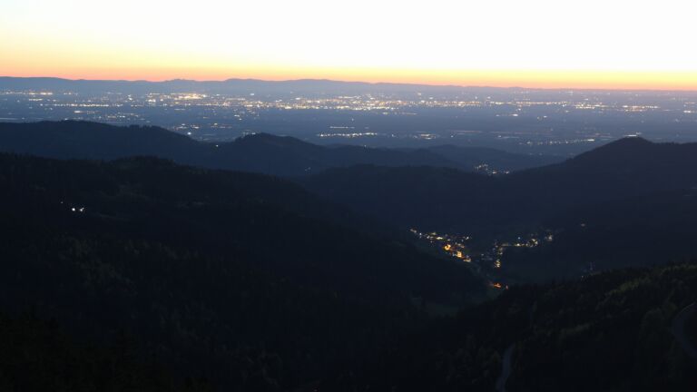 Dieses Bild zeigt eine Webcam-Aufnahme vom Achertal, aufgenommen am Donnerstag, den 23.04.2026 um 21:20 Uhr. Die Temperatur betrug 10.2°C.