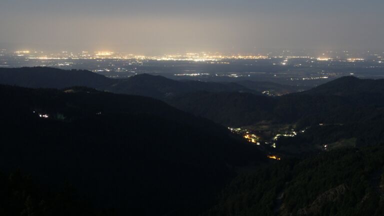 Dieses Bild zeigt eine Webcam-Aufnahme vom Achertal, aufgenommen am Freitag, den 11.07.2025 um 01:00 Uhr. Die Temperatur betrug 14.2°C.