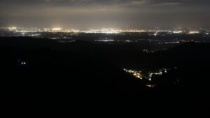 Dieses Bild zeigt eine Webcam-Aufnahme vom Achertal, aufgenommen am Dienstag, den 21.04.2026 um 00:00 Uhr. Die Temperatur betrug 3.2°C.