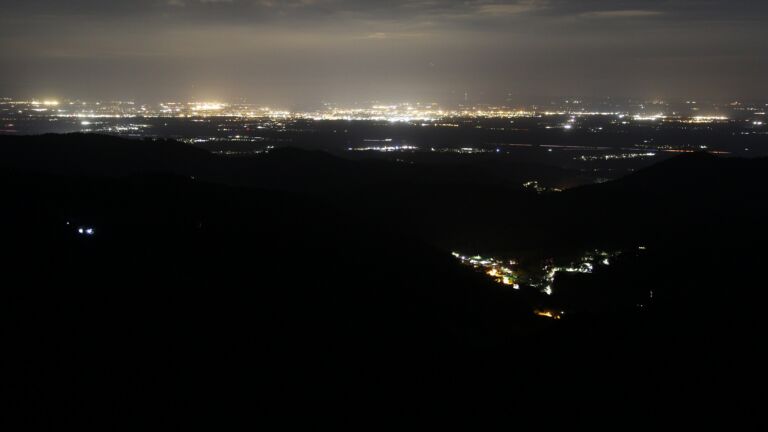 Dieses Bild zeigt eine Webcam-Aufnahme vom Achertal, aufgenommen am Dienstag, den 21.04.2026 um 00:00 Uhr. Die Temperatur betrug 3.2°C.