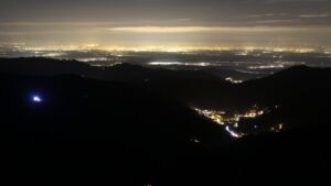 Dieses Bild zeigt eine Webcam-Aufnahme vom Achertal, aufgenommen am Mittwoch, den 17.12.2025 um 20:00 Uhr. Die Temperatur betrug 5.8°C.