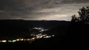 Dieses Bild zeigt eine Webcam-Aufnahme vom Achertal, aufgenommen am Donnerstag, den 20.08.2026 um 23:30 Uhr. Die Temperatur betrug 17.1°C.