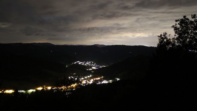 Dieses Bild zeigt eine Webcam-Aufnahme vom Achertal, aufgenommen am Donnerstag, den 20.08.2026 um 23:30 Uhr. Die Temperatur betrug 17.1°C.