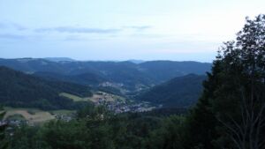 Dieses Bild zeigt eine Webcam-Aufnahme vom Achertal, aufgenommen am Montag, den 01.06.2026 um 21:40 Uhr. Die Temperatur betrug 17.9°C.